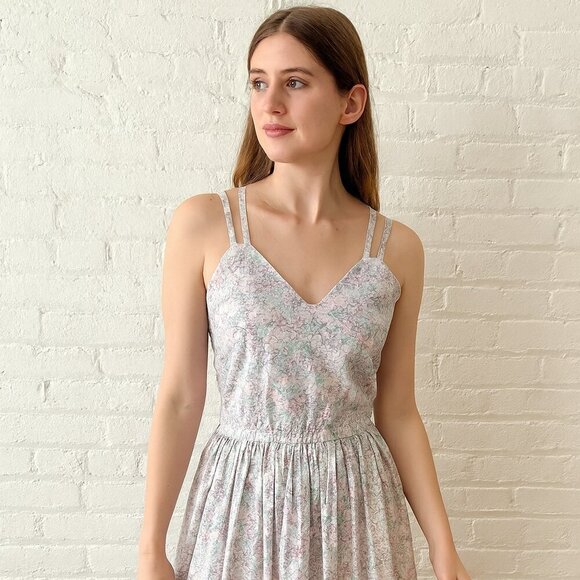 Vintage Handmade Floral Cross Back Dress – Pastel Purple Print, Retro Full Skirt - Picture 9 of 10